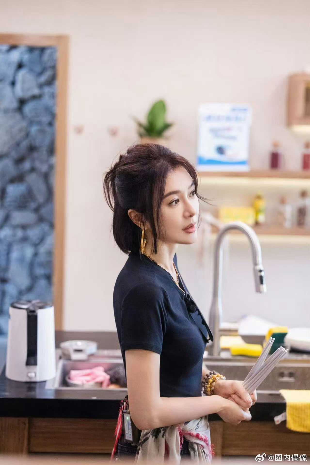 秦岚泡脚主打一个就地取材秦岚解锁垃圾桶新用处 备好十个泡脚桶却来了十一人不够用，