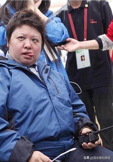 韩红在网络上口碑塌方，她到底做错了什么？
 
经济大环境收紧之后，公众的钱袋子捂