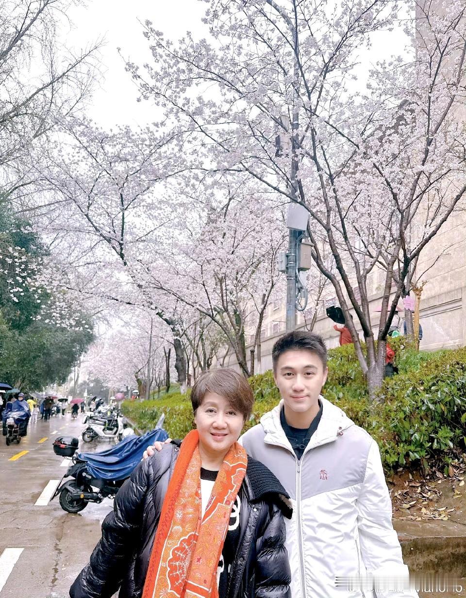 何猷君带妈妈梁安琪来武汉大学看樱花了！