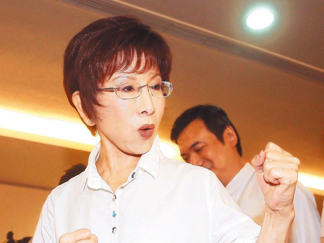 79岁的老人站在杭州西子湖畔，红着眼眶喊出一句话：“我快80岁了，我真的等不及两