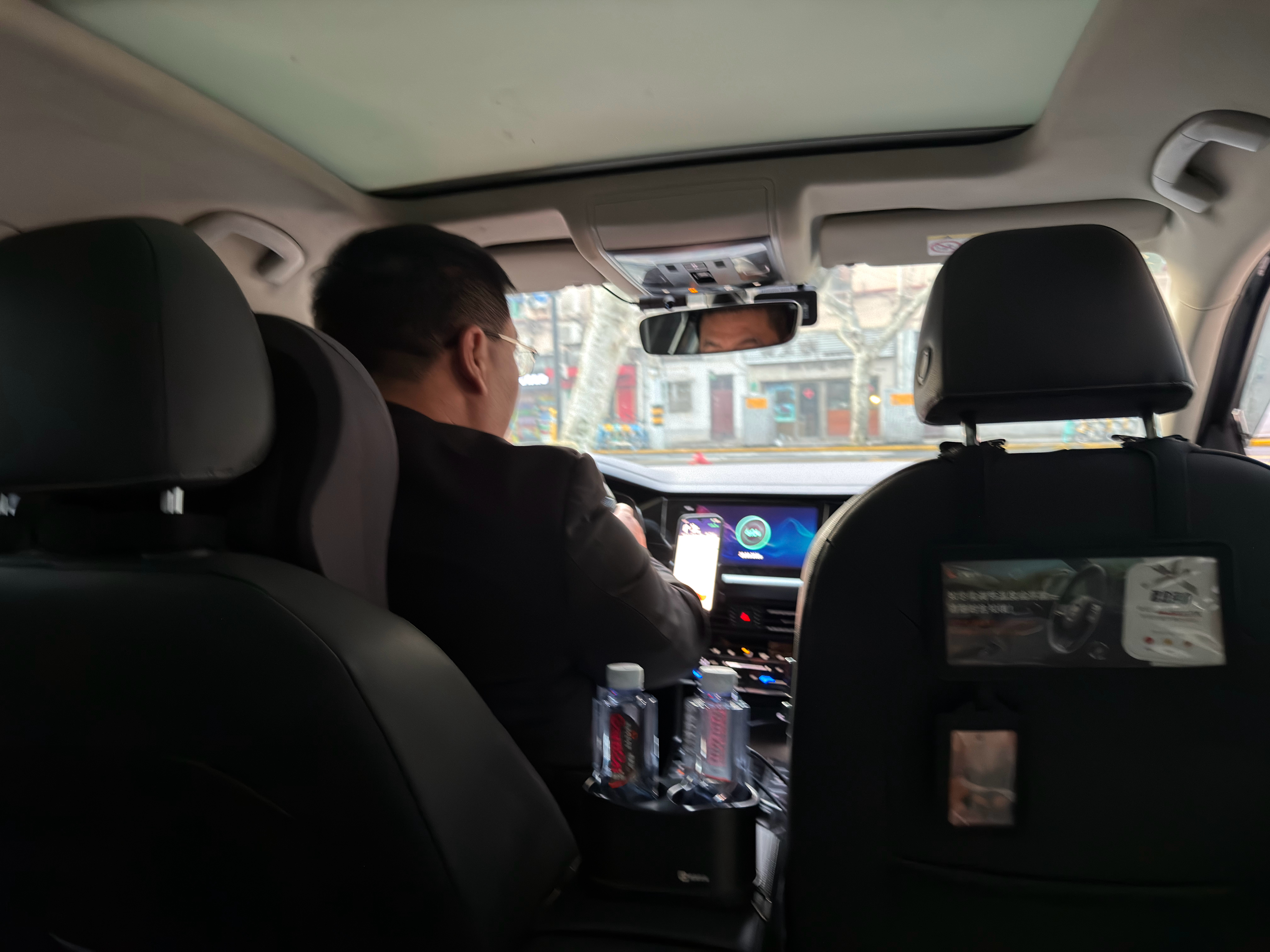 早上好朋友们~今天赶个早班机，回家陪火箭🚀和火箭爸火箭父子非常懂事，他们去机场