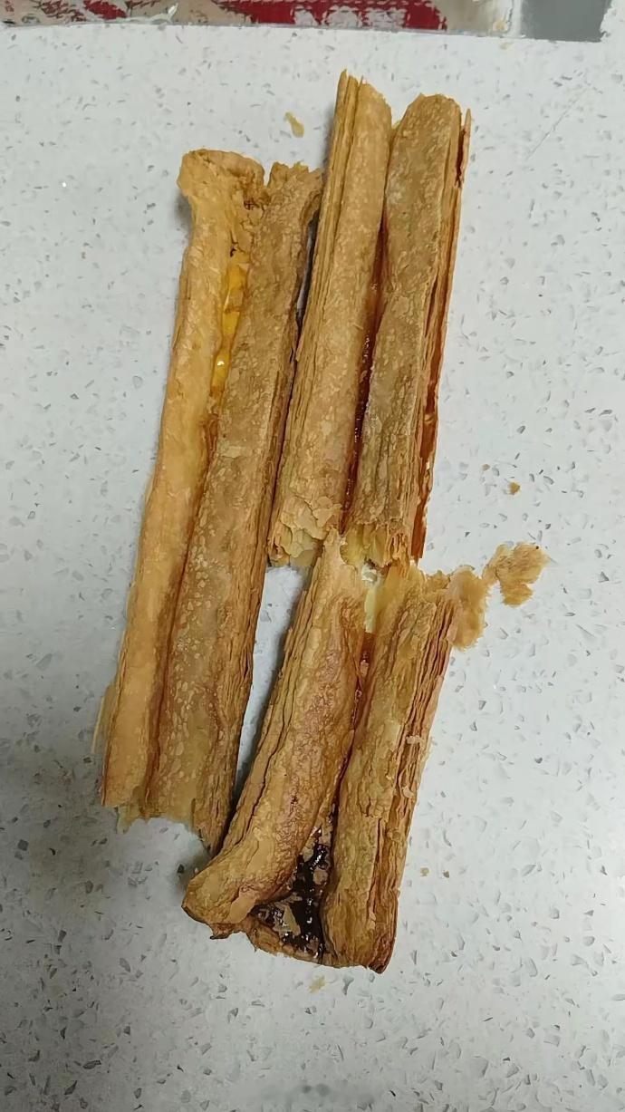 鲍师傅超长蛋挞被吐槽全是皮没蛋液 哈？谁说这是蛋挞的？这难道不是晒干的腐竹？这难