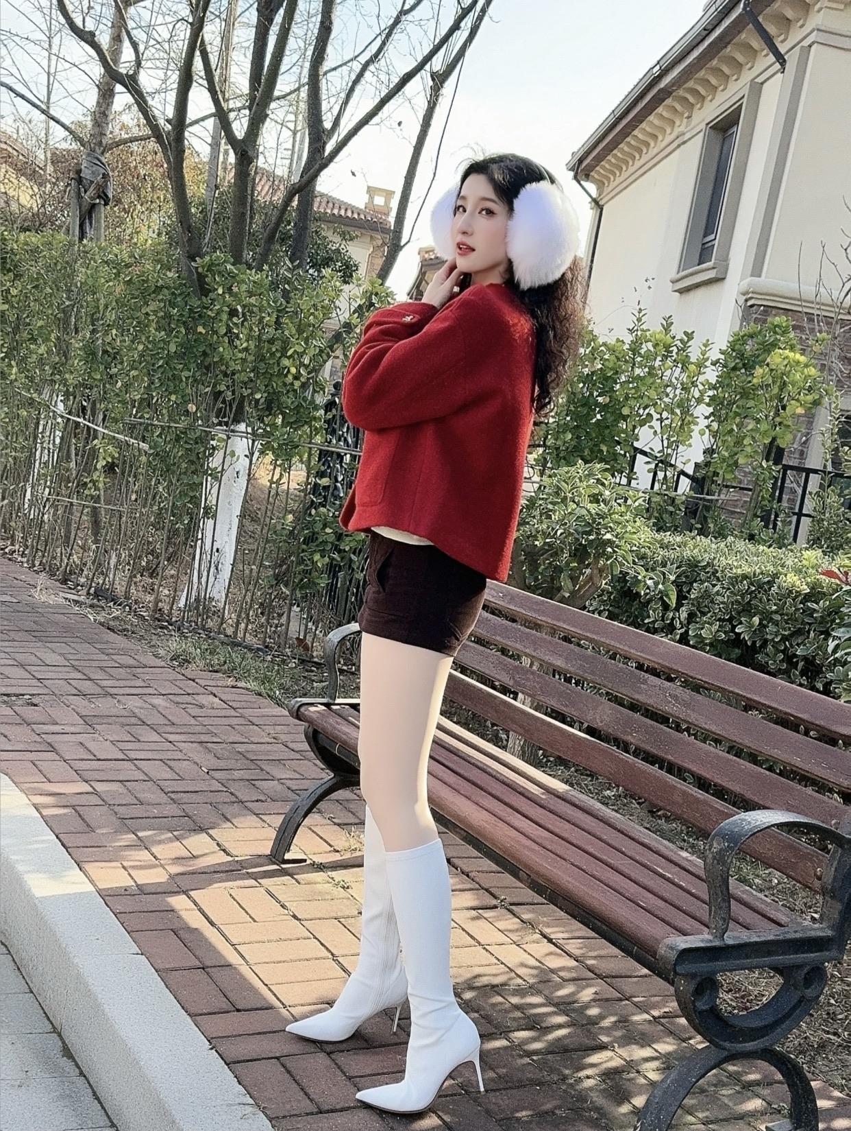 如何穿搭显得淑女一点冬日暖阳下，红衣少女与白靴的完美搭配，尽显时尚与优雅。