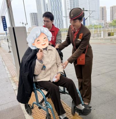 暖新闻[超话] 4月2日，G3453次列车员余晴护送高龄老人下车。（易志成） ​