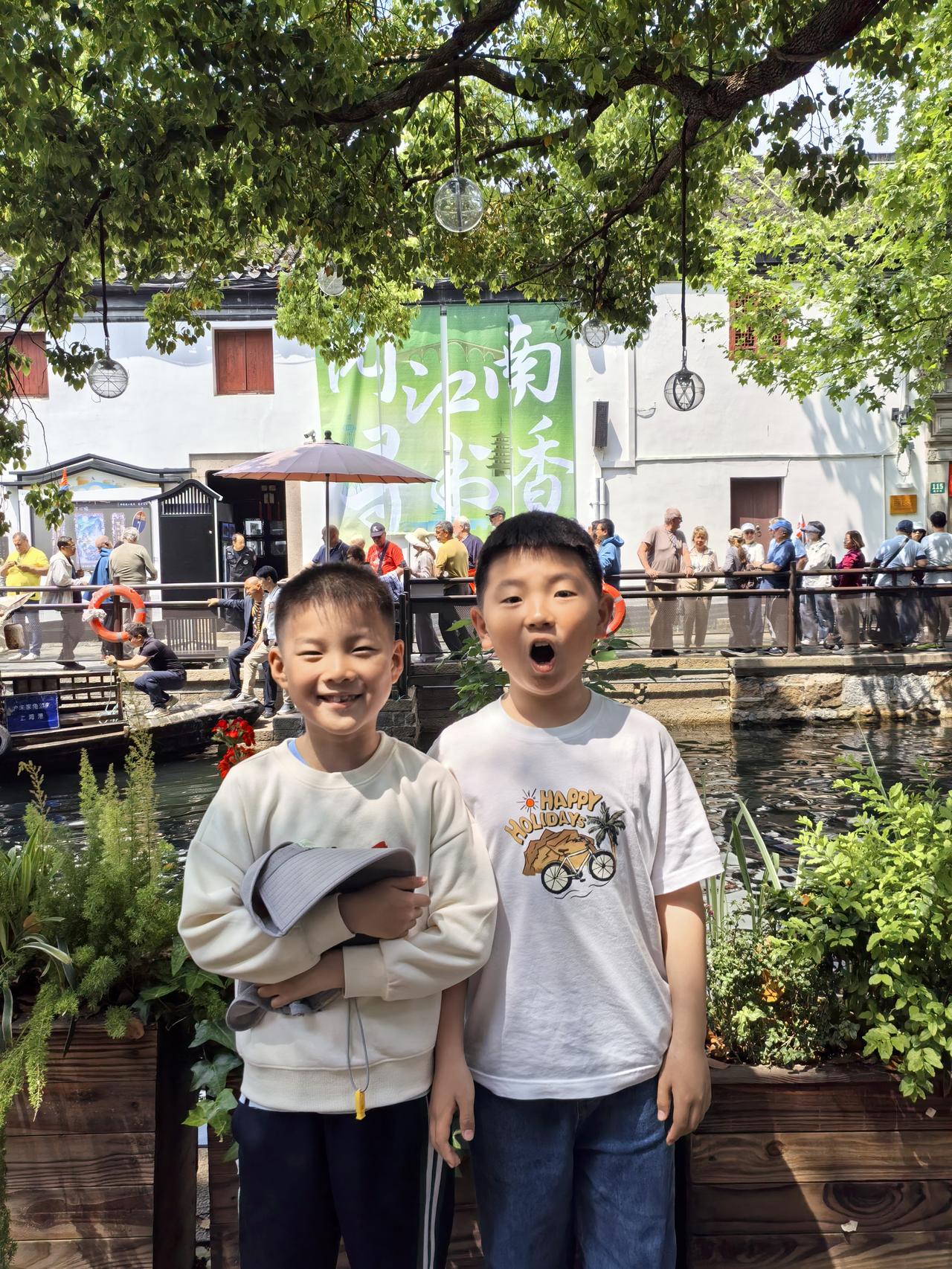 谷雨，雨生百谷。老家，上午雨润暮春田野。江南，丽日蓝天。
西井河畔，阅小桥流水，