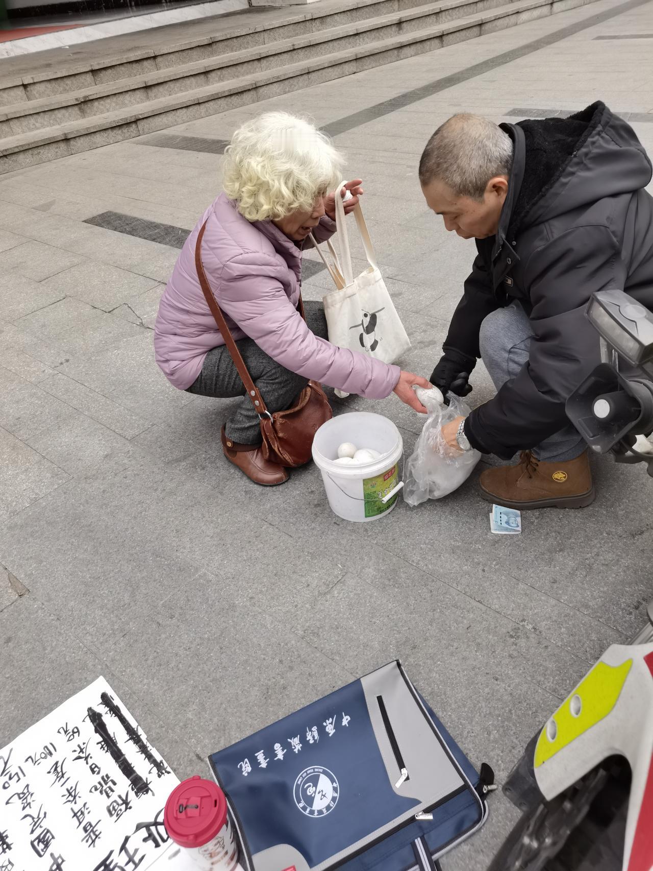 晒图笔记大赛过年看到集市外有位大哥卖鹅蛋，5元一个，遇到个熟人，两人就蹲着数鹅蛋