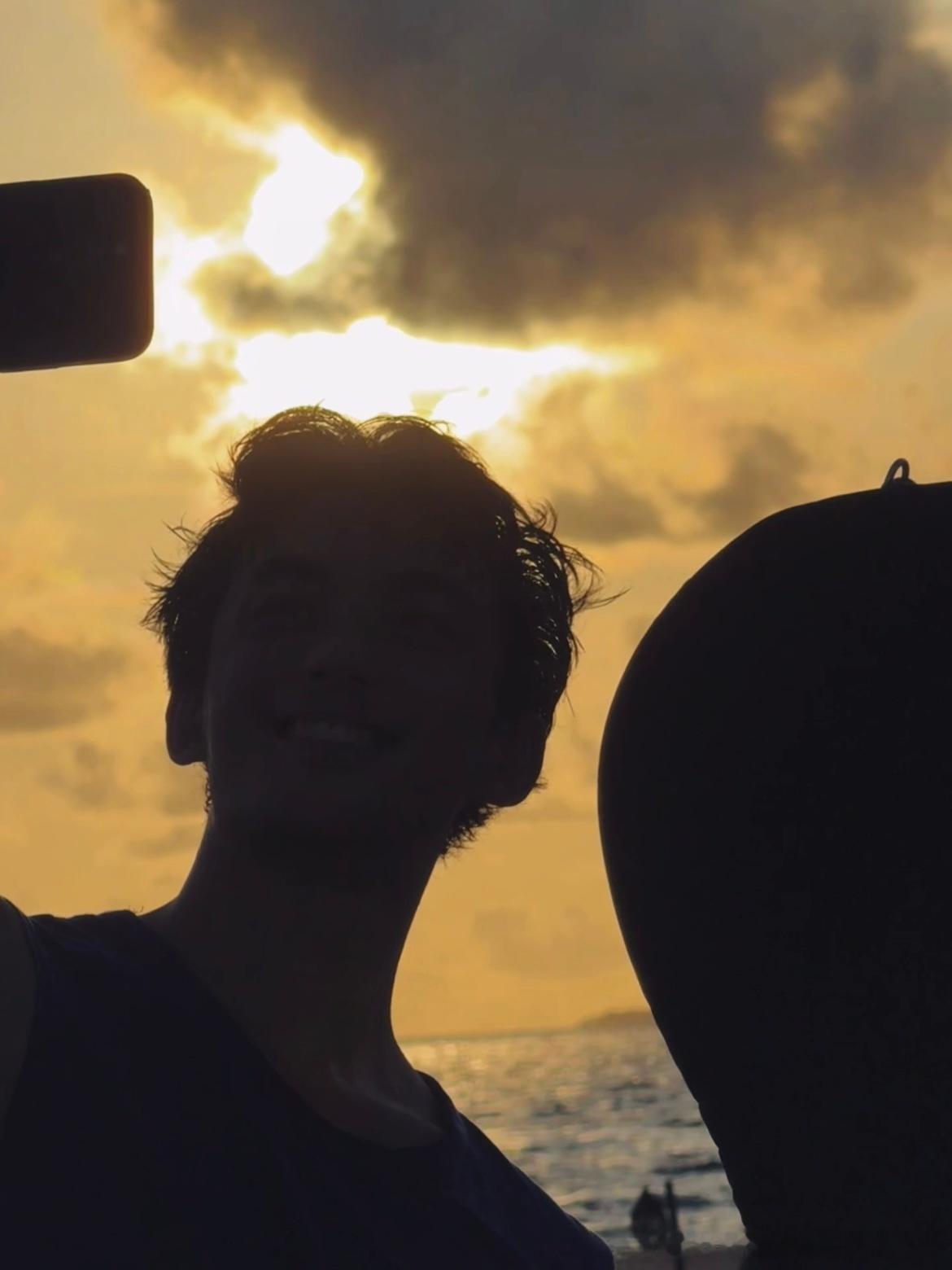 #吴磊冲浪##吴磊旅行碎片#吴磊好浪漫一男的，偶遇的海豚好可爱好自由啊 ​​​