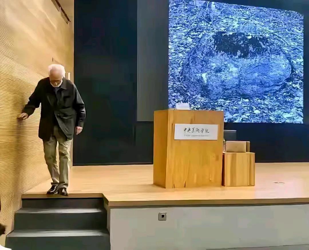 愤然离席！你们玩手机吧，我不讲了。

​9月19日，在中央美术学院发生了一件令人
