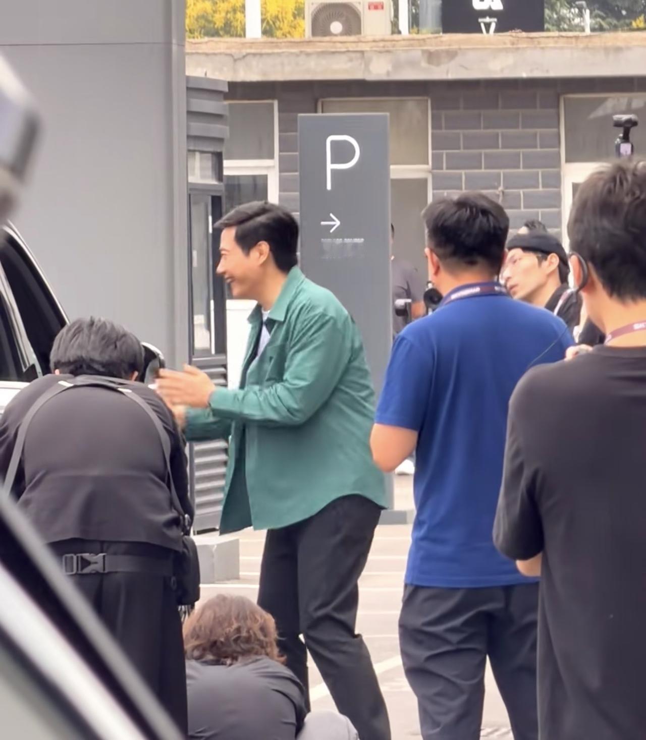 56岁雷军现身新车交付中心，又给首批车主拉车门，笑容满面态度谦卑，把自己姿态放得