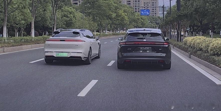 杭州会不会是旅行车率最高的城市啊[二哈]007GT和ET5t随处可见[偷笑]一个
