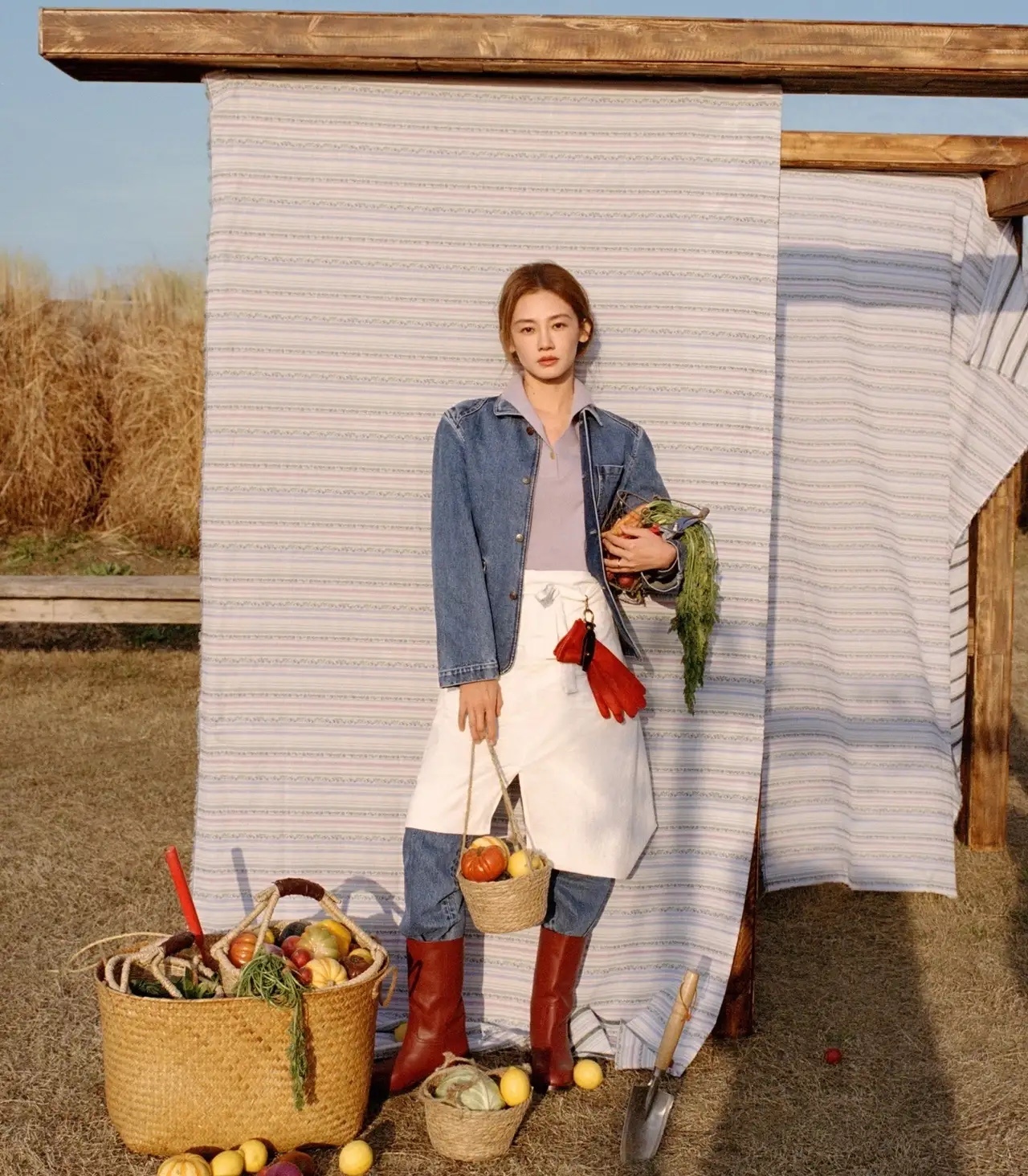 苗苗最新田园风时尚大片，这个风格真的好适合她啊！她现在是圈里出了名的爱种菜，她自