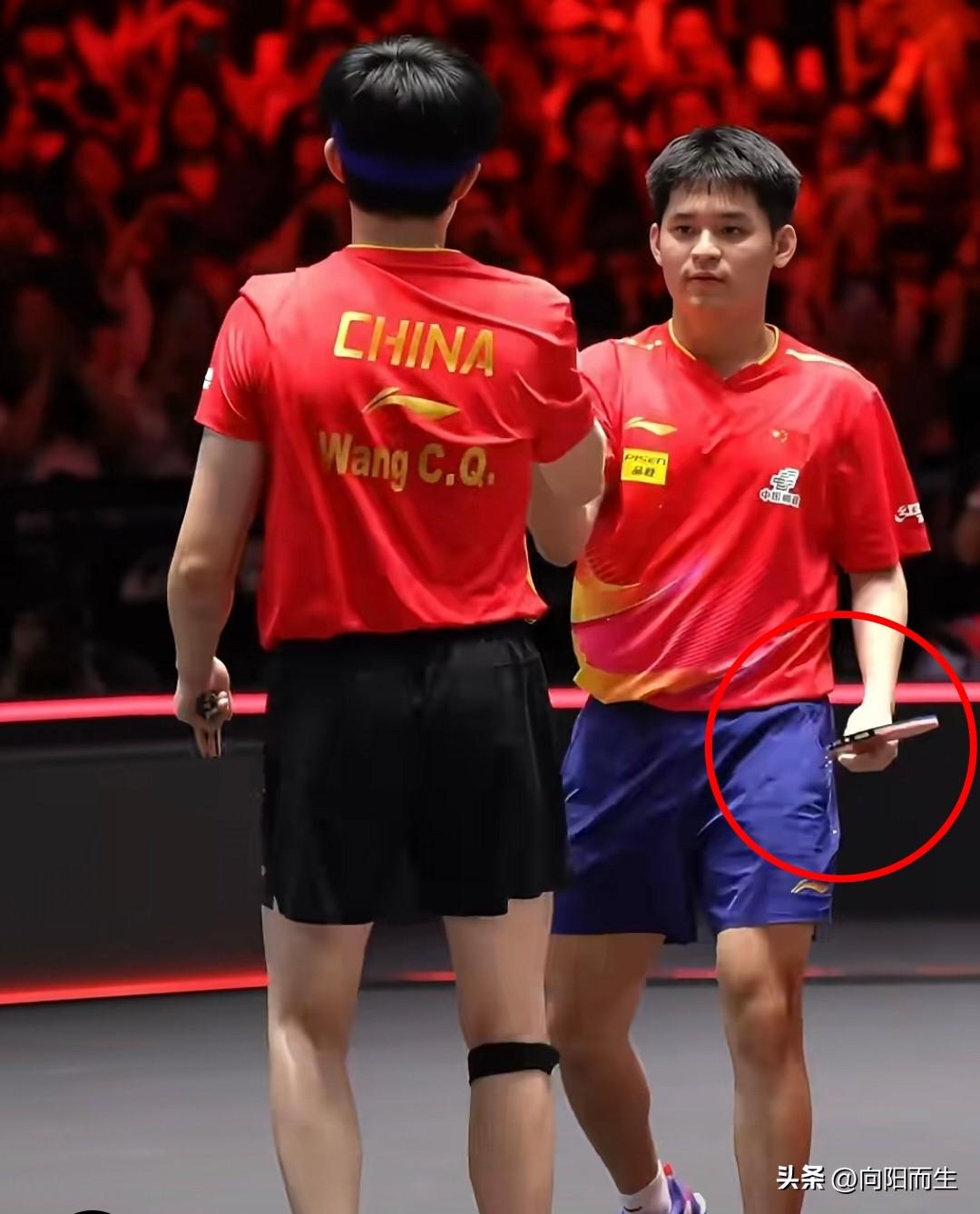 林诗栋这波突发情况，
估计把王皓和王励勤都给整懵了！

今天上午人明明还在封训点