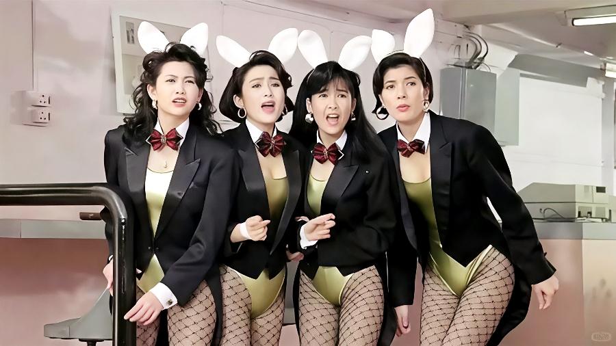兔女郎！一身比基尼，展现出极致的时尚与性感，即便放在30年后的今日，无论颜值身材