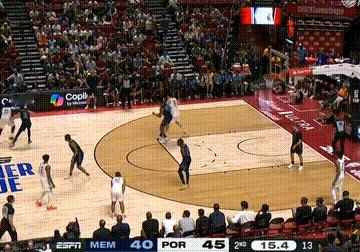 杨瀚森这样的低位单打，放在CBA都是手拿把掐的了，可惜这是NBA夏联的赛场，整个