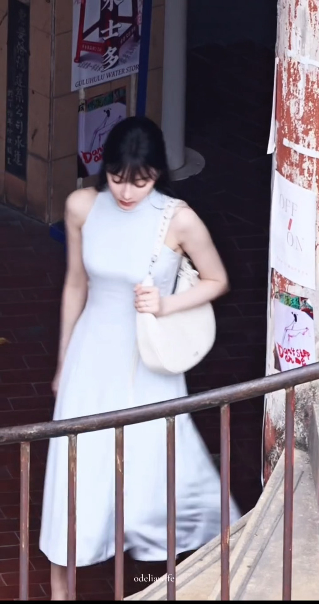 卫蓝女神，完全是温柔妈咪[泪][泪][泪]迪丽热巴卫蓝白色连衣裙 ​​​