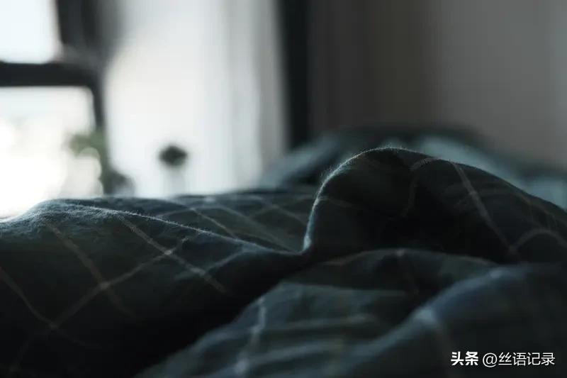 下午
靠在床上的被子上
读着书
不知不觉睡着了