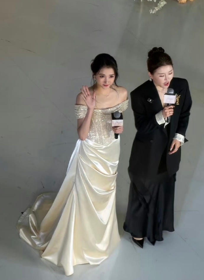 关晓彤今天美成这样了关晓彤佛山活动路人生图 ​​​今天简直就是白天鹅呀 ​​​