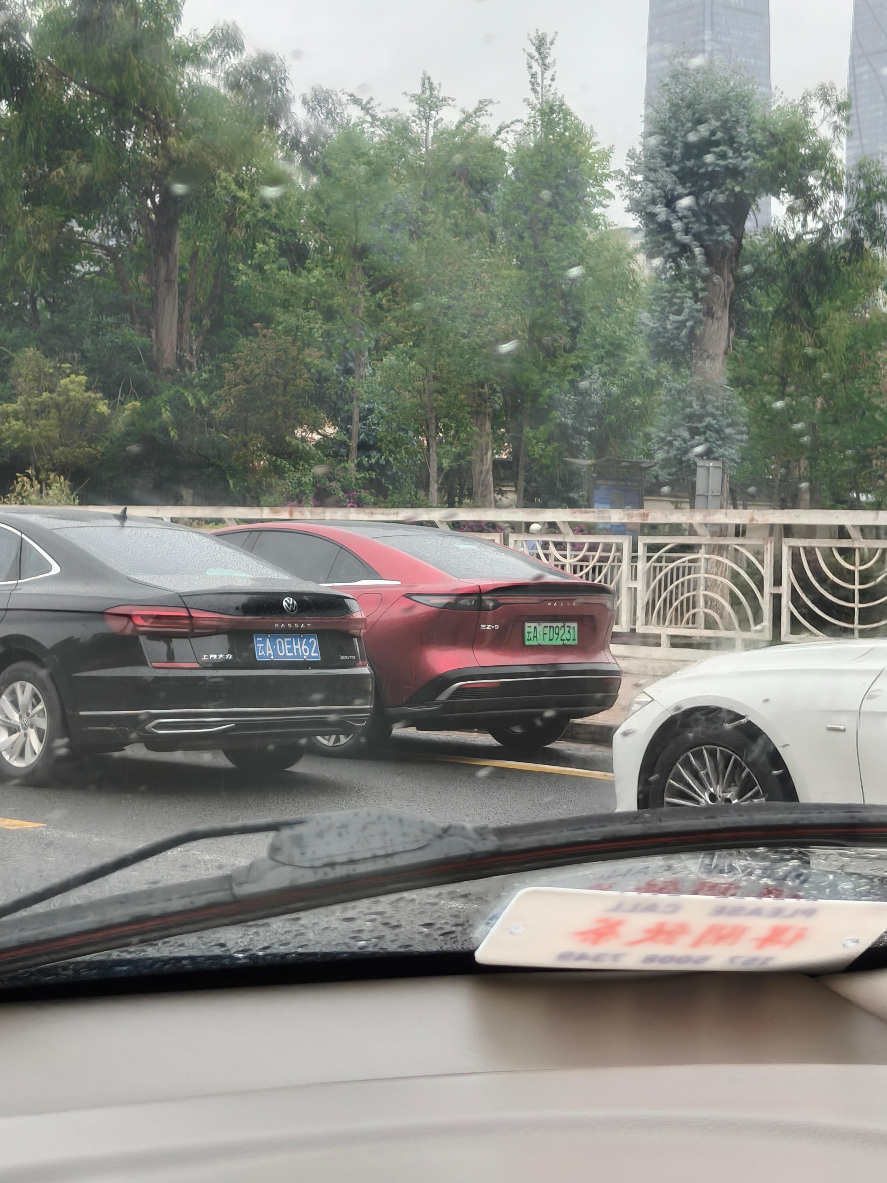 一下雨一堵车，油表就掉的很快[赞][doge] 图1、图2证明了，只要长得好看➕