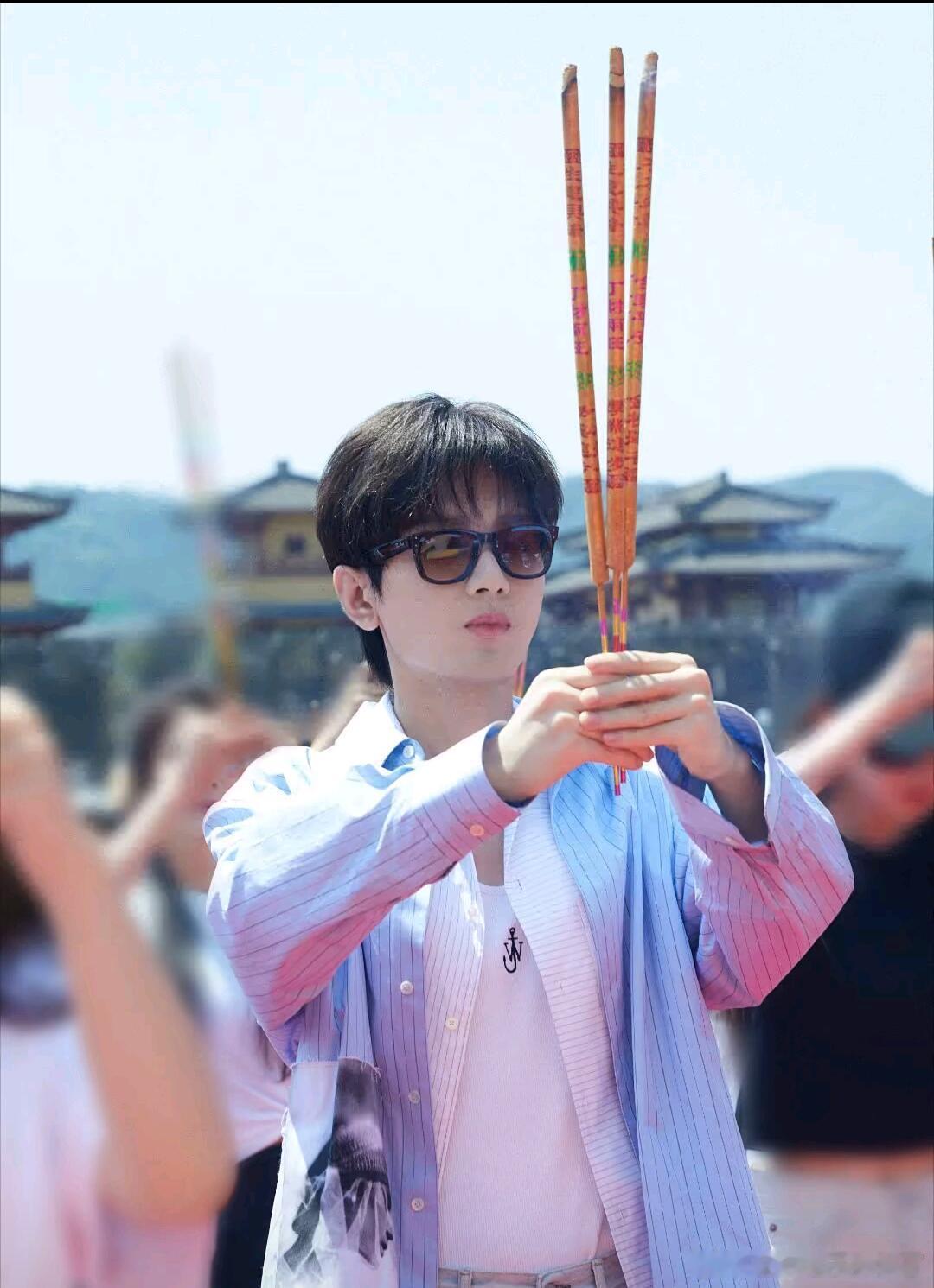 男明星的上香神图你最爱哪个 