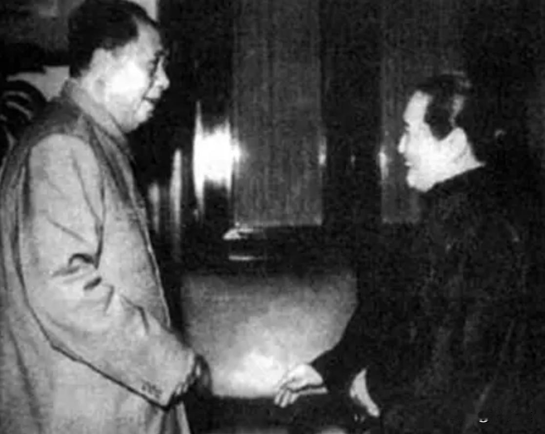 宋庆龄曾说：“毛主席对我的称呼，从孙夫人到庆龄先生，再到亲爱的大姐，称呼的变化，