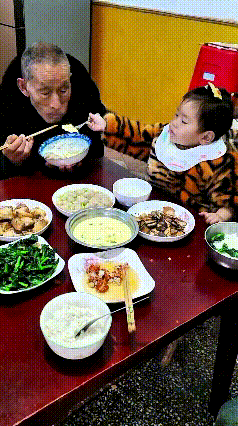 咱东北这隔辈亲，那真是没谁了！
小重孙懂事又暖心，主动给太爷夹菜、喂鸡蛋糕、递饺