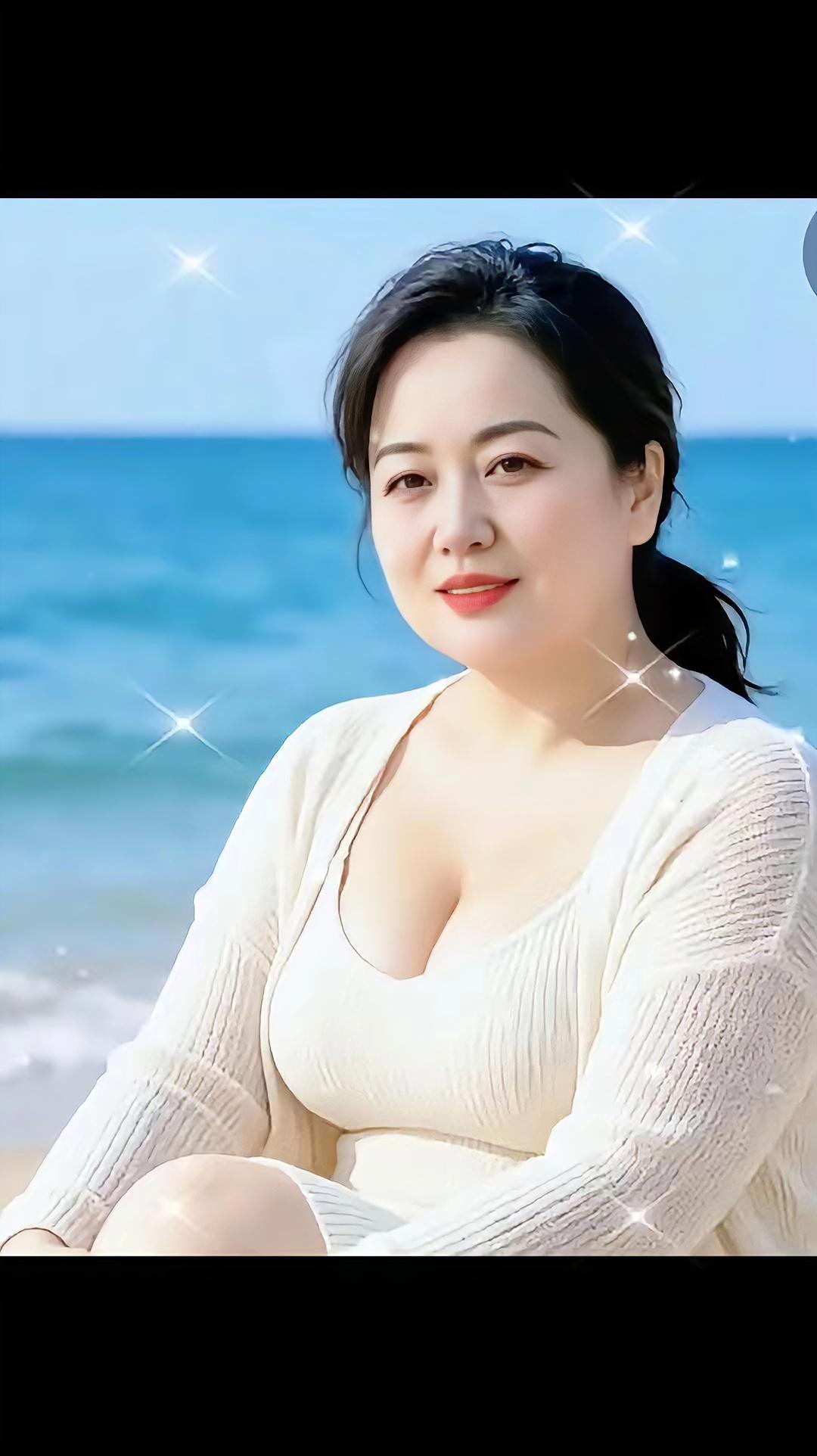 海边丽影
碧海悠悠接远空，
闲滩静坐沐清风。
素衣清浅容光润，
马尾轻垂气度雍。