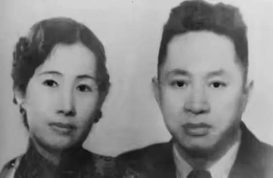 1912年，叶挺被迫娶了童养媳黄春，新婚夜，他被父亲警告：“给我好好圆房，给叶家