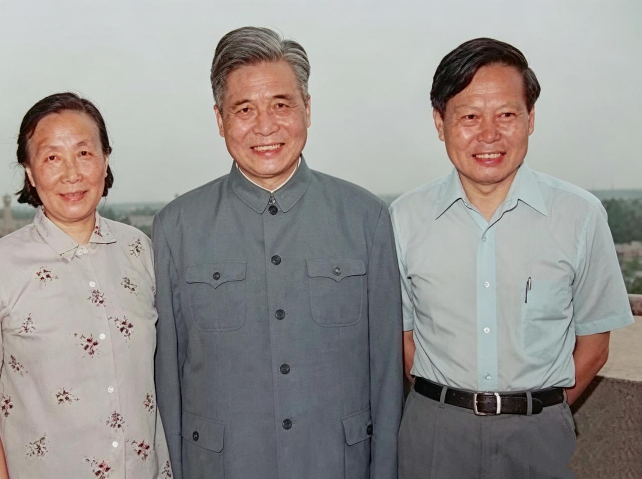 杨振宁为何“妻财子禄寿”五福俱全，且都到了顶？

他的两任妻子都极其优秀，第一任