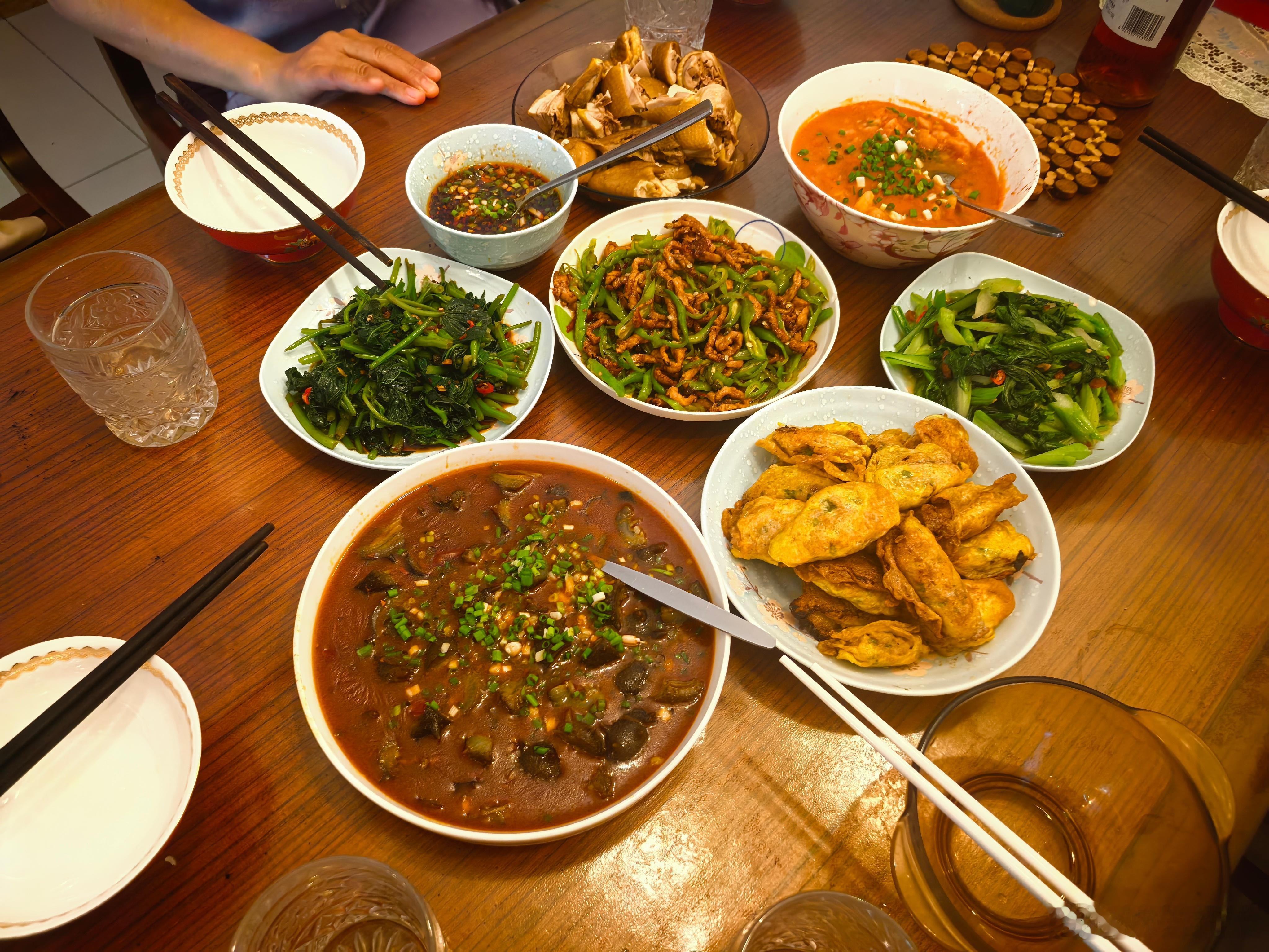 生活手记周一中午，二堂姐一家人来北京旅游，老妈做了一大桌菜，丰盛又好吃。侄女刚刚