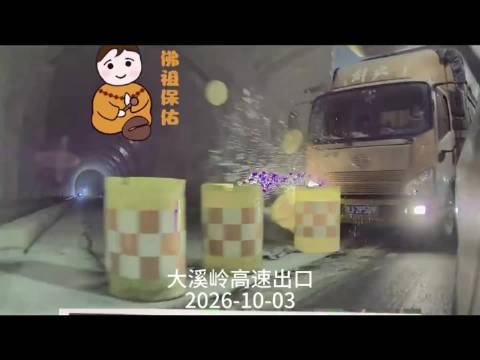 告诉你们开车好习惯，只要是前边堵车，刹车的时候给自己留下十米左右的空间，有好几次后边刹不住我都往前开