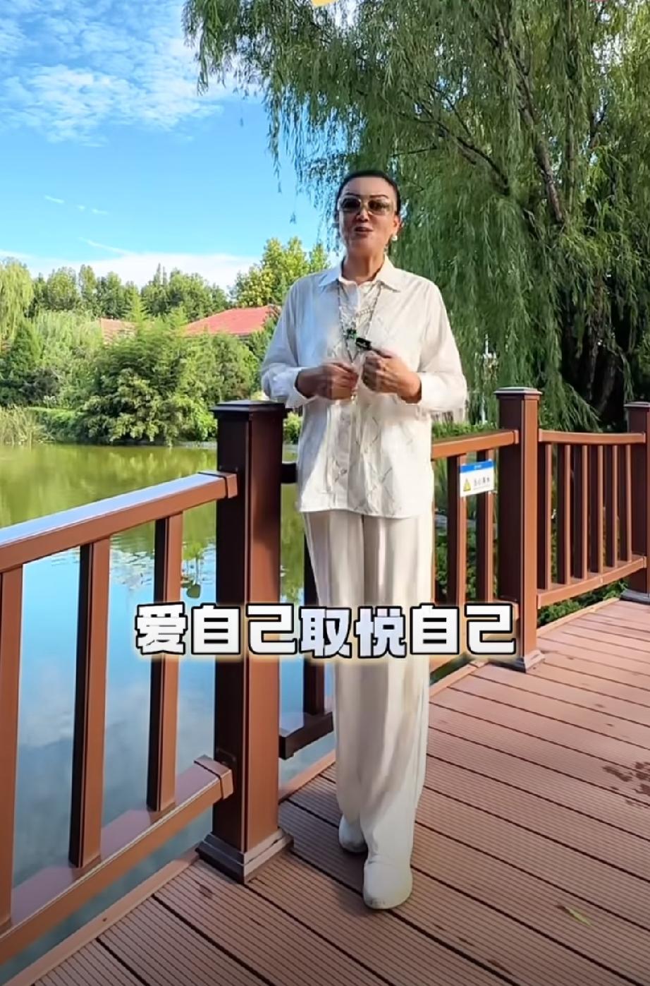 看来兰姐真的是在意了，
昨天发自己吃海鲜，
说要美美地吃一顿，
今天又发视频称，