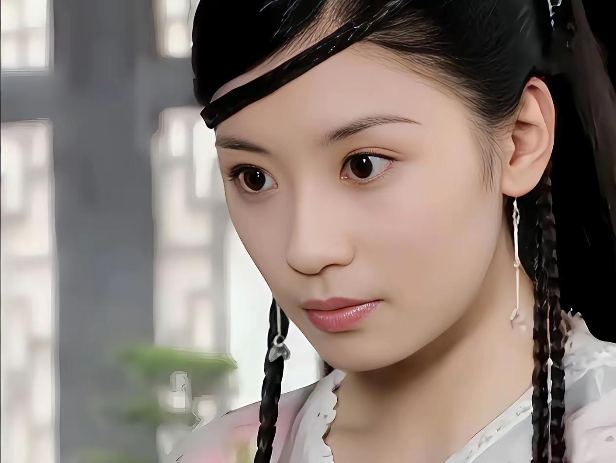 编一根细细的发辫于额前穿过，这样的造型显得人物很娇俏灵动，这样造型的女明星中，我
