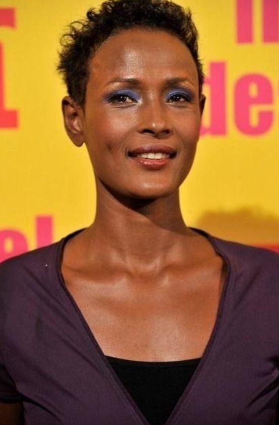 1978年，索马里沙漠一个13岁的女孩被父亲以5头骆驼卖给了60岁老人，当她赤脚