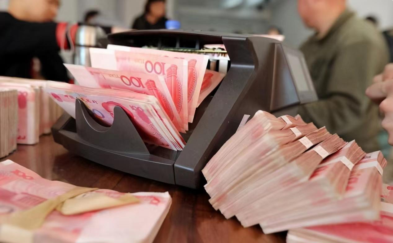 贵州六盘水，男子去银行想取出500万定期存款，万万没想到，银行说这钱早被人取走了