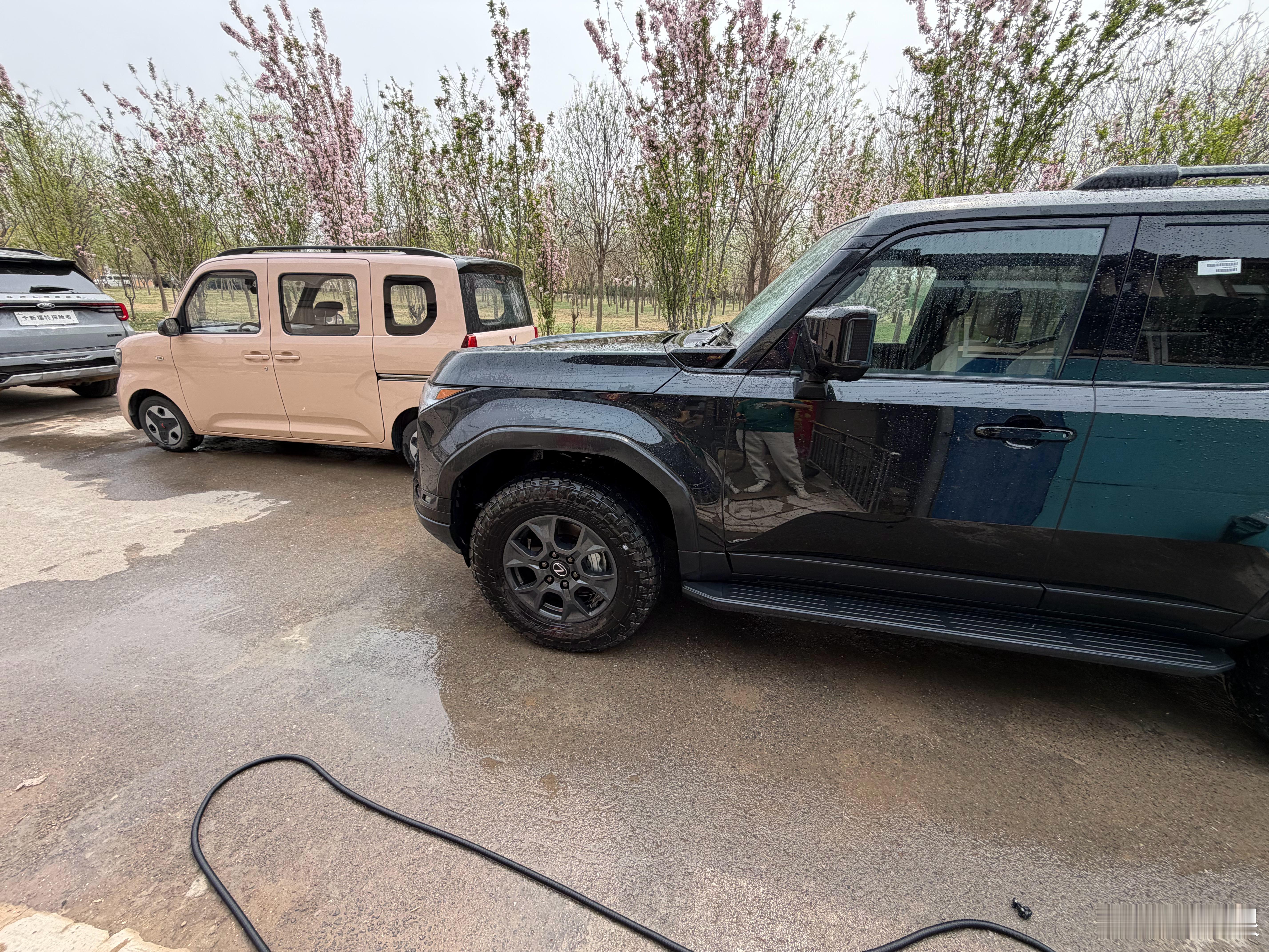 老婆新买了个水枪，我们都感觉很稀罕。加上春暖花开、气温宜人，车子停在面前，别无选