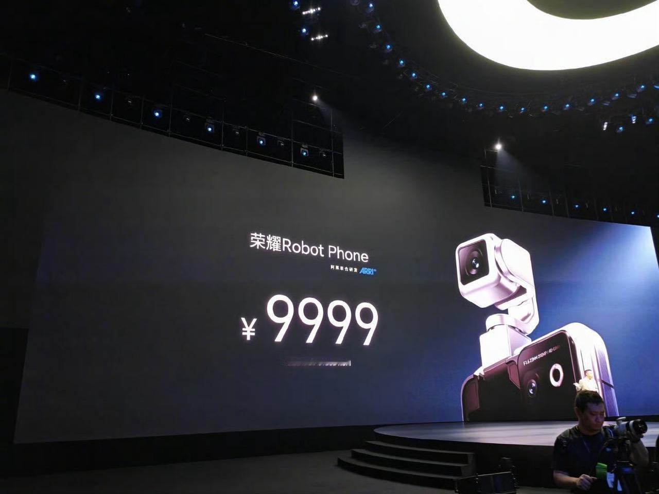 荣耀Robot Phone这个可动云台镜头上手比想象有意思，能弹出还能自由转头，