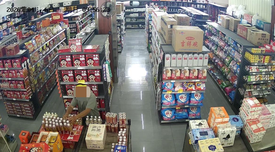 【玉林一男子在乡镇超市偷走一瓶饮料】

近日，网友爆料称：玉林市某乡镇一超市里一