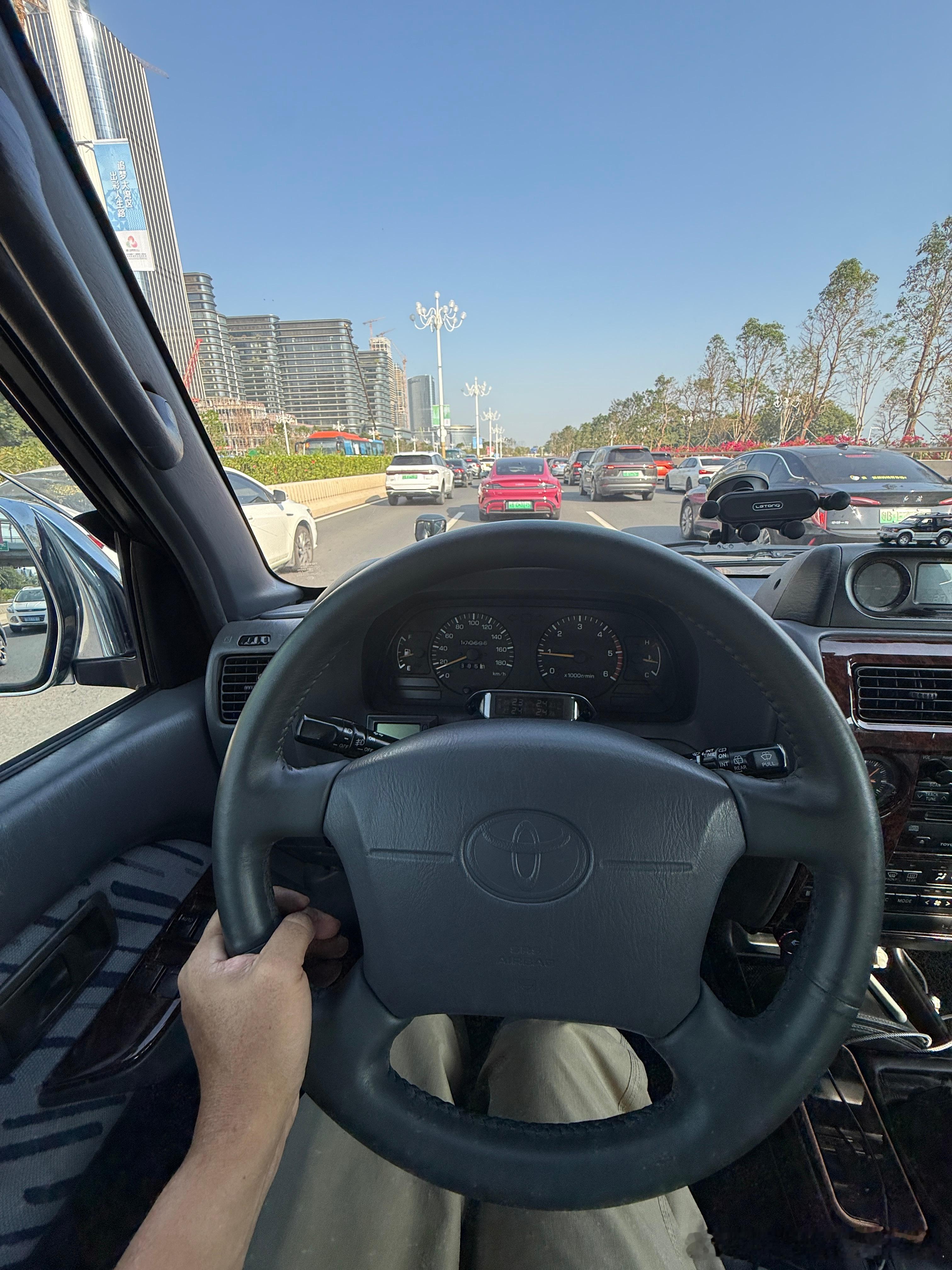 今天开老旧破丰田油耗车的一天，这个21升油耗，你受得了吗，听着哒哒的柴油声，再听