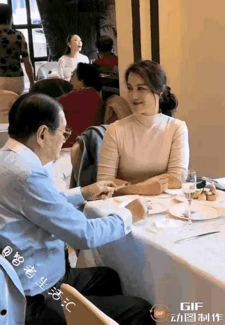 看面相，父女关系吧。