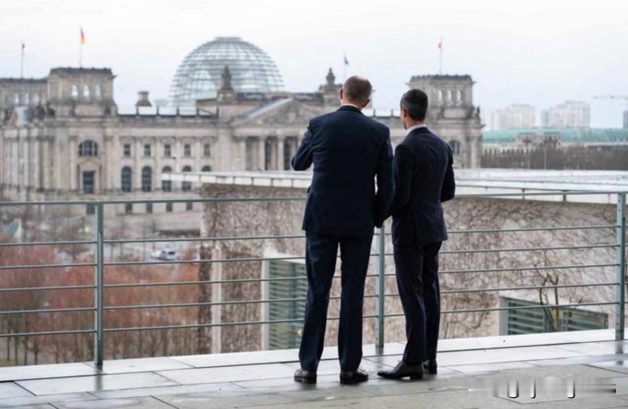 昨天在柏林，德国总理弗里德里希·梅尔茨与年轻的荷兰首相罗布·杰滕探讨了军事合作事