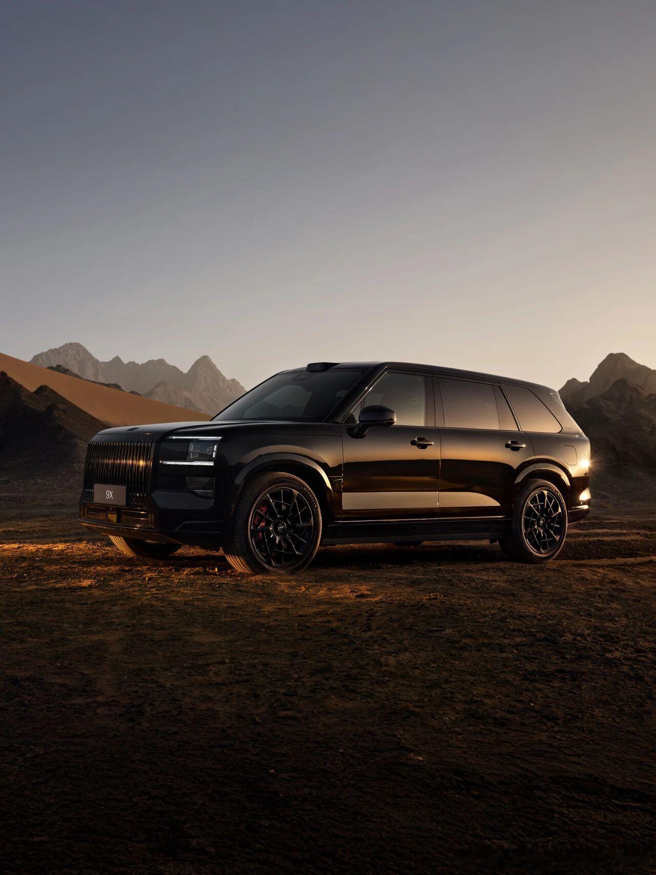 曜黑之下，性能与美学汇作能量风暴曜夜鎏金内饰，专属刺绣徽标，织就信仰图腾！极氪9