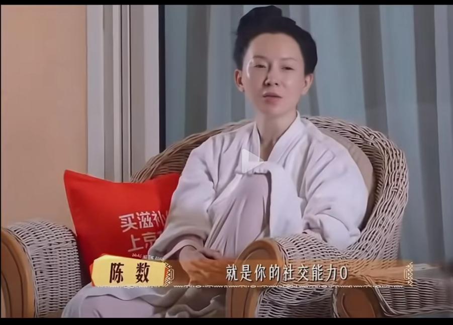 不看文字，只看图，
大家能认出她是谁吗？
一位大家眼中的中年女明星中的女神。
听