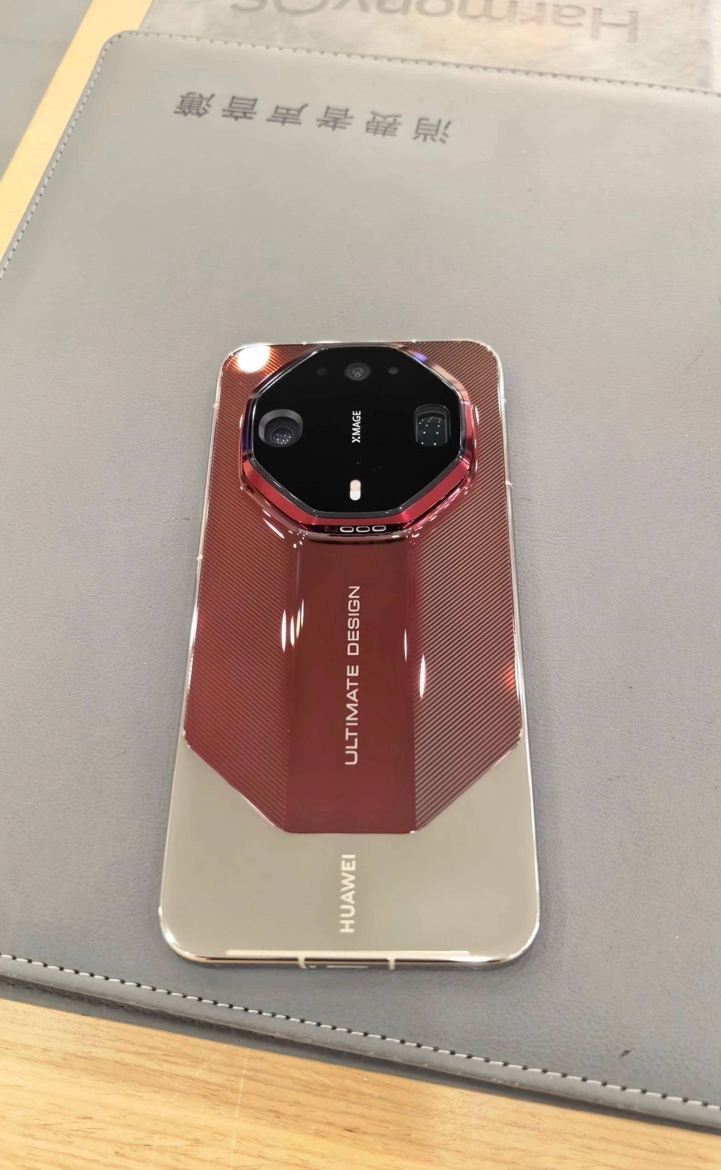 Mate90 RS非凡大师设计的颜值似乎好评更多。满配性能、满配影像，今年安卓大