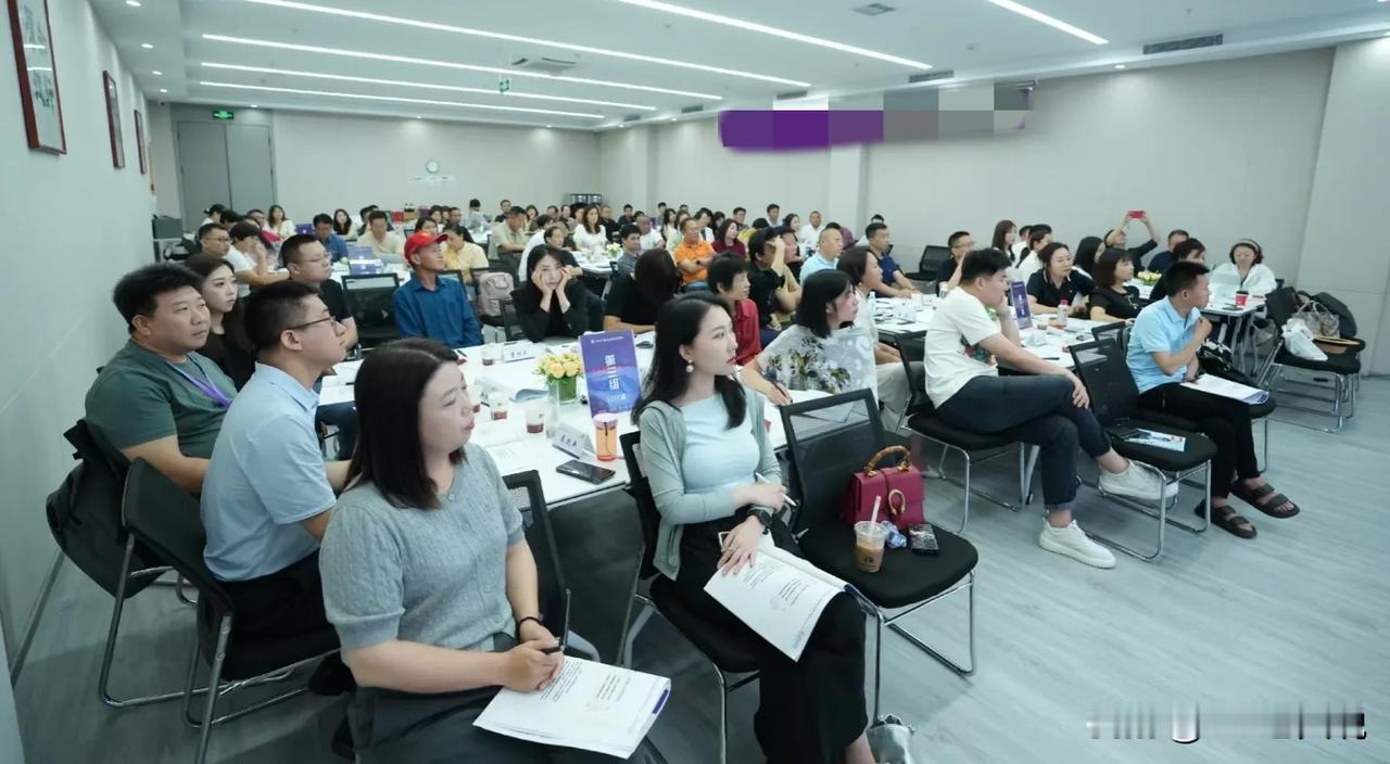 公司招聘美工，招聘hr从众多简历中晒出了5个备选人准备进行更进一步的沟通。结果在