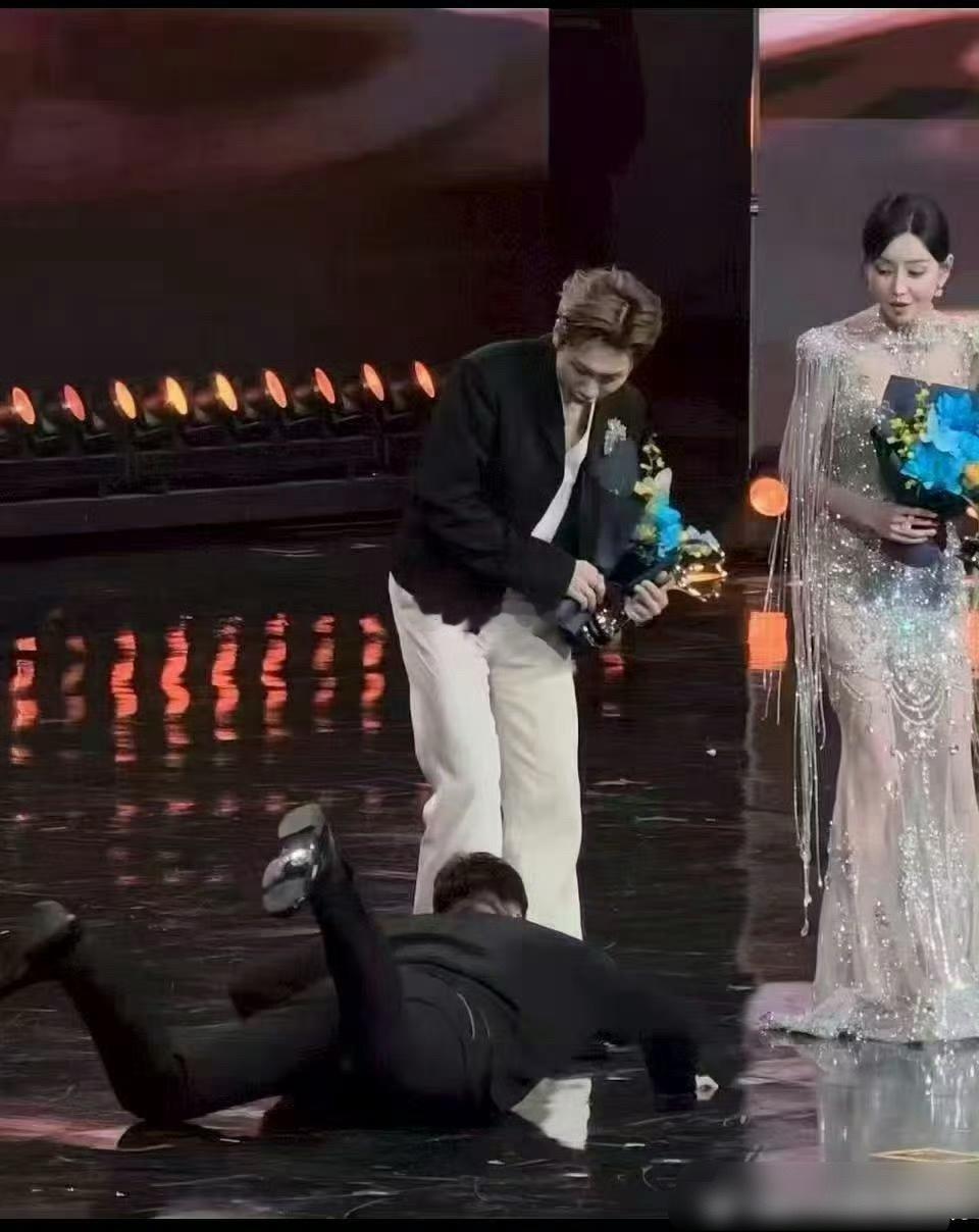 曹国伟摔倒了？给粉圈赔罪了 