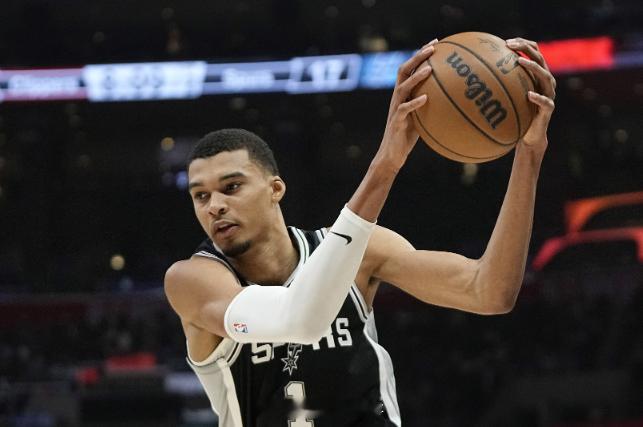 NBA常规赛，马刺132-104大胜国王。此役马刺多点开花，全队13人出场均有得