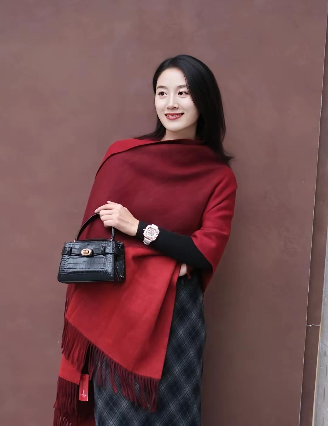 优雅是她的底色，明艳是她的光芒，无需言语便已倾城。