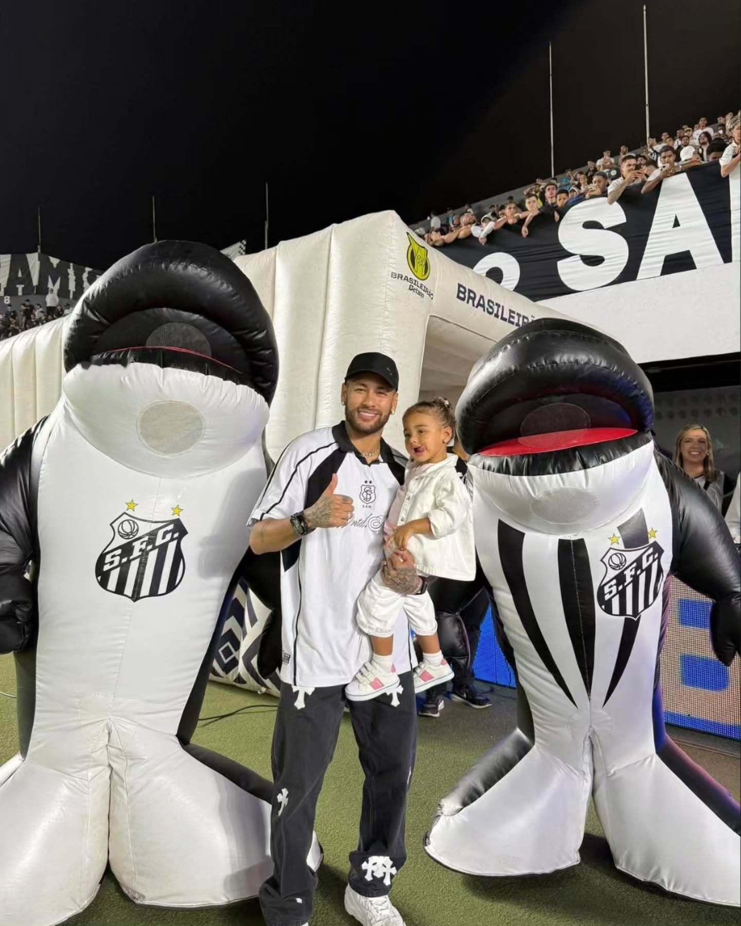 桑托斯吉祥物Baleinha和Baleião的二十岁生日中马儿和Mavie⚪⚫ 