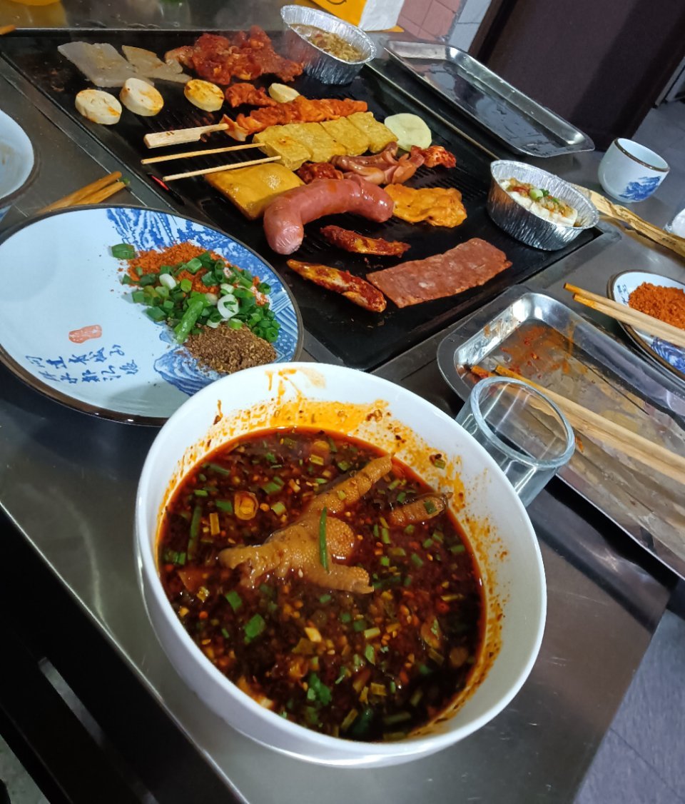 开年第一顿烤肉，吃完苦兮兮的赶回学校点名 