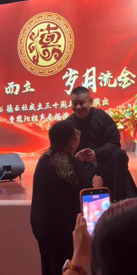 岳云鹏和观众说悄悄话，抱着不撒手等急烧饼，饼总：你俩谈恋爱呢！德云社岳云鹏来到烧